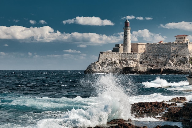 Faro del castillo de El Morro a la entrada de la bahía de La Habana Cuba