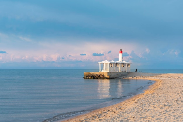 Faro y cenadores en el mar durante el amanecer Calma en el mar Paisaje marino Litoral