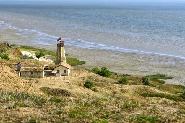 Faro cerca del mar de Merzhanovo de Azov RostovonDon fondo del paisaje del faro