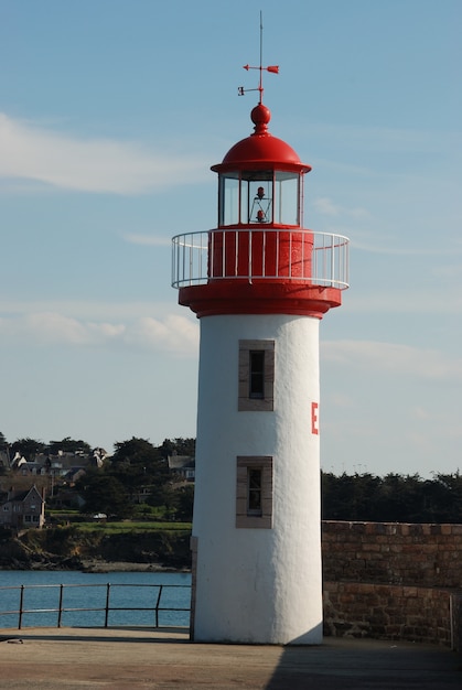 Faro en un cielo azul