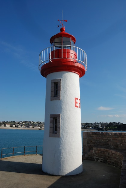 Faro en un cielo azul