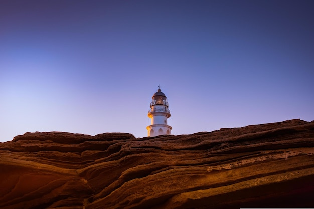 faro en la cima de la montaña