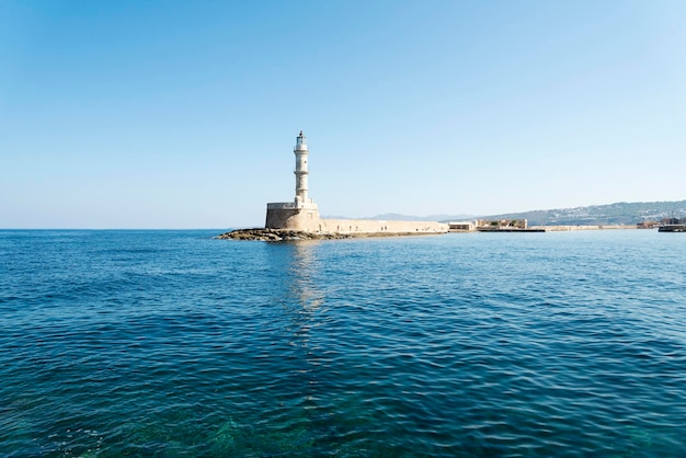 Faro en la ciudad de Chania Buen tiempo soleado