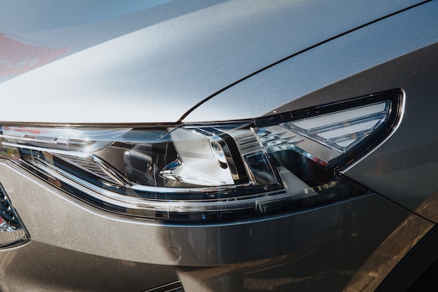 Faro De Un Coche Moderno. El auto es plateado.