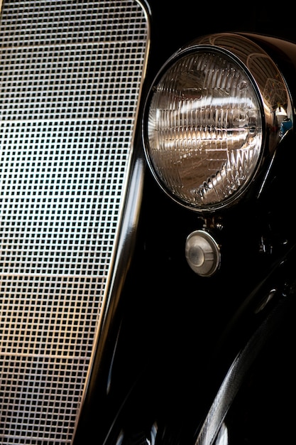 El faro de un coche negro antiguo, raro, vintage.