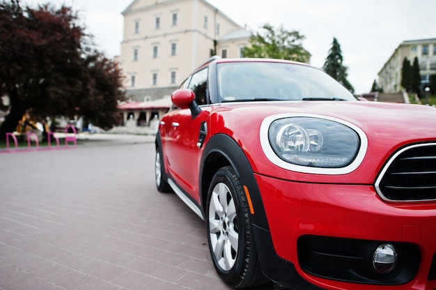 Faro de coche rojo de la ciudad. Coche pequeño para ciudades.