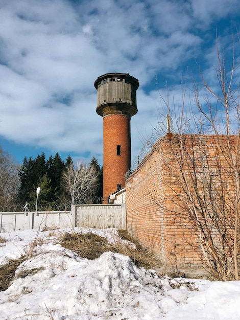 Faro por construcción contra el cielo durante el invierno