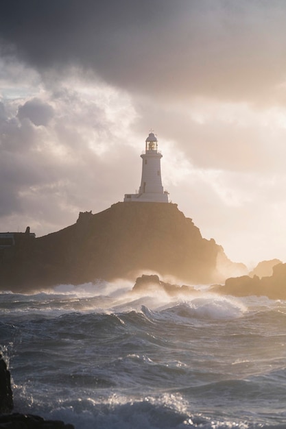 Faro de La Corbiere en la isla de Jersey, Escocia