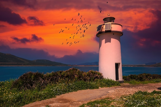 Faro en la costa al atardecer