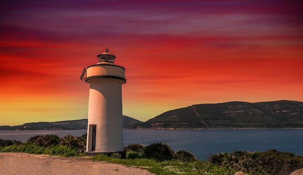 Faro en la costa al atardecer