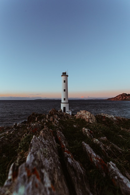 Foto un faro en la costa española durante la hora de las brujas en gran angular con espacio de copia