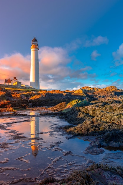 Faro en la costa del Mar del Norte en Escocia contra un cielo espectacular