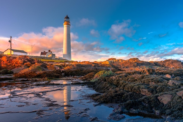 Faro en la costa del Mar del Norte en Escocia contra un cielo espectacular