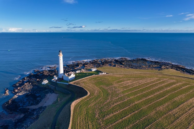 Faro en la costa del Mar del Norte en Escocia vista desde arriba