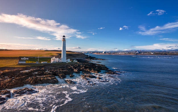 Faro en la costa del Mar del Norte en Escocia vista desde arriba