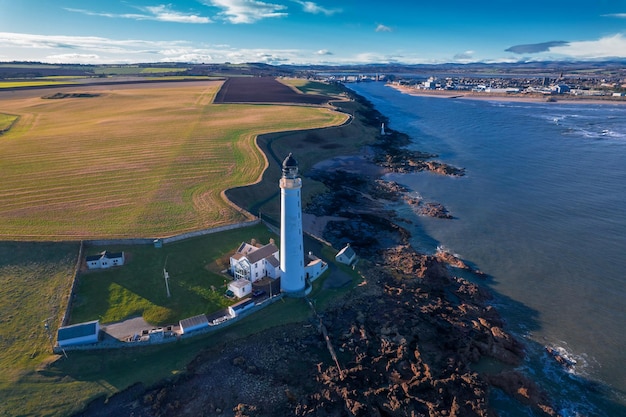 Faro en la costa del Mar del Norte en Escocia vista desde arriba