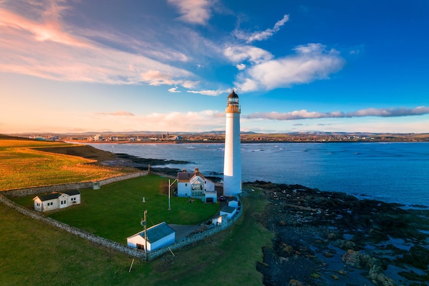 Faro en la costa del Mar del Norte en Escocia vista desde arriba