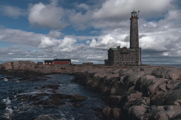 faro en la costa del mar, las nubes