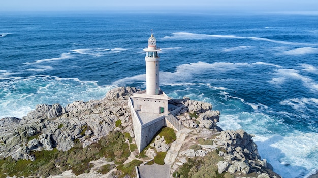 Faro en la costa del océano en españa