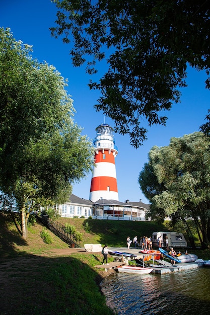 Faro en la costa del país