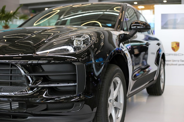 Faro delantero de Porsche Macan negro en exposición de coches cerrar