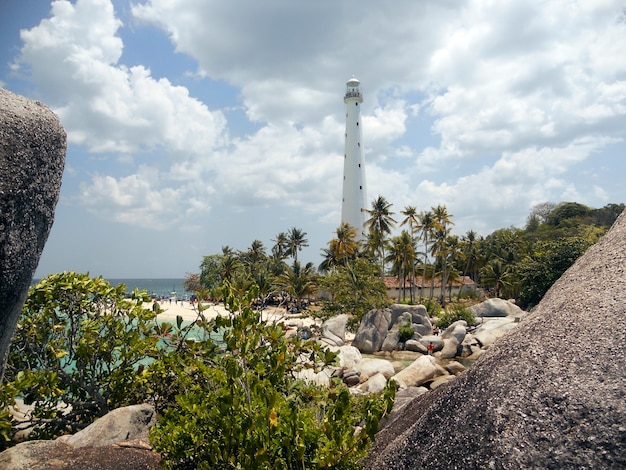 Faro dramático en la isla de Lengkuas, Indonesia