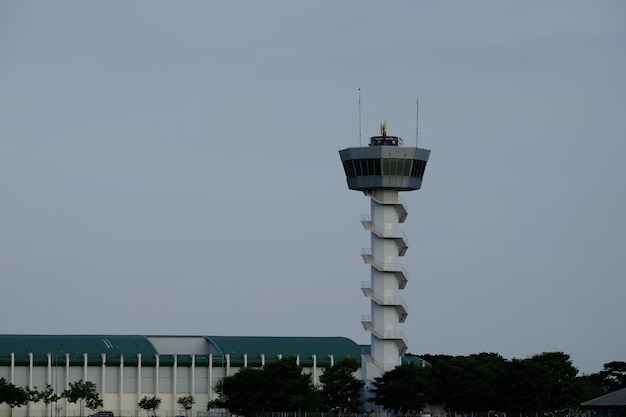 Faro por el edificio contra el cielo despejado