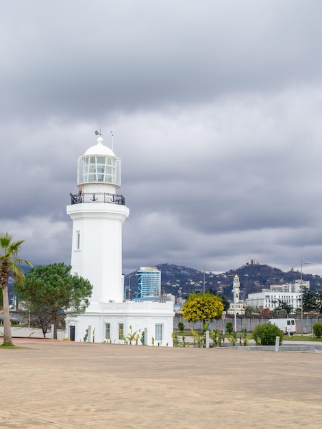 faro es ahora extinto Embankment en Batumi Hermosa arquitectura junto al mar faro blanco