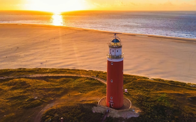 faro de exel durante la puesta del sol Países Bajos Isla holandesa Texel