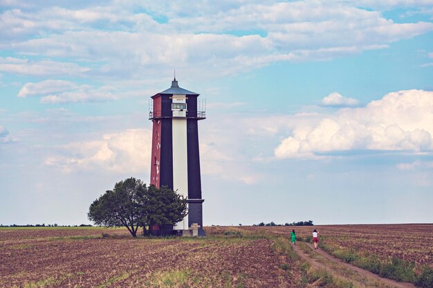 Faro Hablovskiy en el campo Mykolaiv región Ucrania