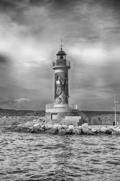 Faro icónico en el puerto de SaintTropez Cote d'Azur Francia