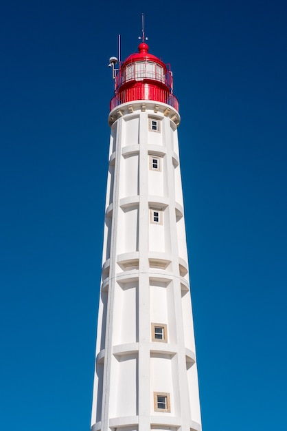 Faro de la isla de Culatra en Ria Formosa.