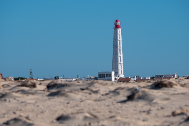 Faro de la isla de Culatra en Ria Formosa.