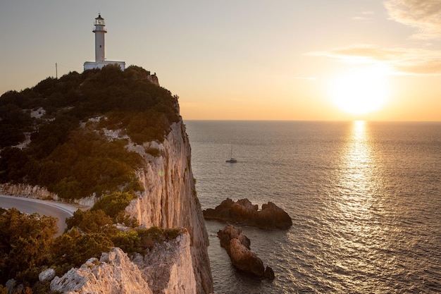 Faro de la isla de Lefkada al atardecer