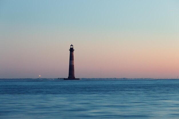 Foto faro de la isla morris al amanecer.