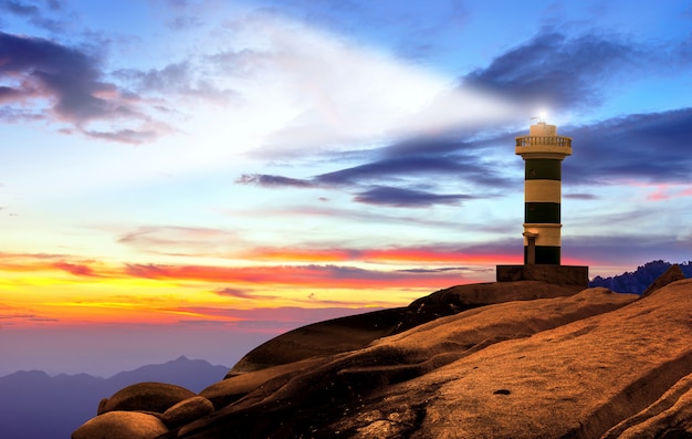 Faro junto al mar