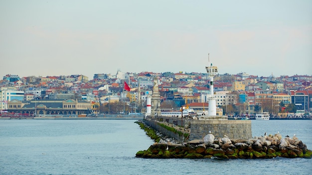 El faro Kadikoy Inciburnu Feneri de Estambul ubicado en el Bósforo