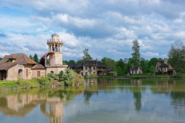 Faro en el lago en el antiguo pueblo de María Antonieta en el Palacio de Versalles en París en Francia.