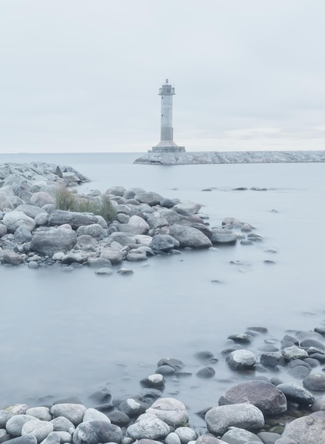 Foto faro en el lago ladoga en el estilo del istmo finlandés de alta clave