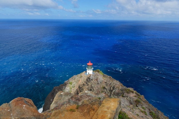 Foto el faro de makapuu point en la costa de oahu, hawai el faro de makapuu point en la isla de oahu tiene la lente más grande de cualquier faro en los estados unidos