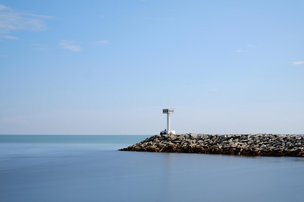 Faro y mar con cielo azul.