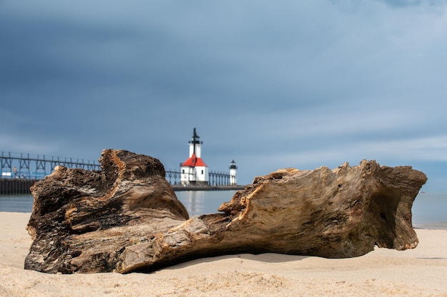 Faro por el mar contra el cielo