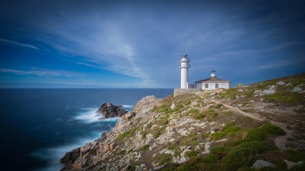 Faro por el mar contra el cielo