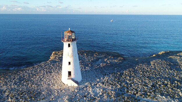 Faro por el mar contra el cielo