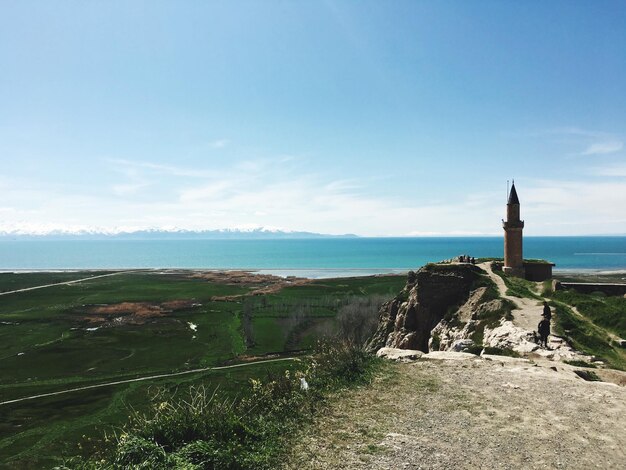 Faro por el mar contra el cielo