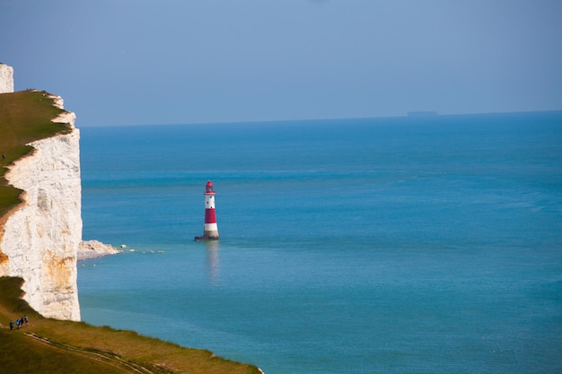 Faro por el mar contra el cielo