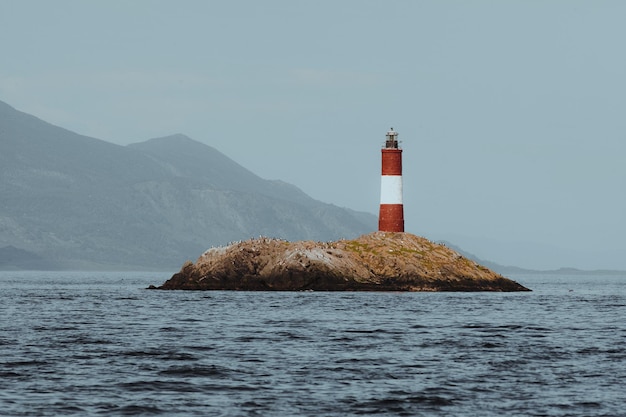 Faro por el mar contra el cielo