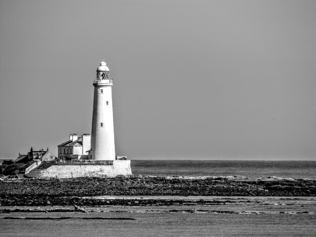 Faro por el mar contra el cielo