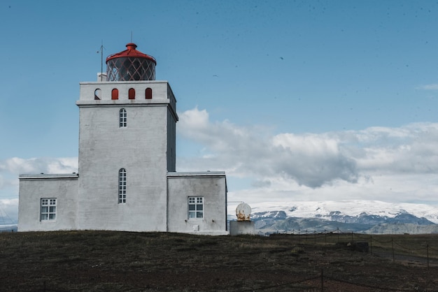 Faro por mar contra el cielo