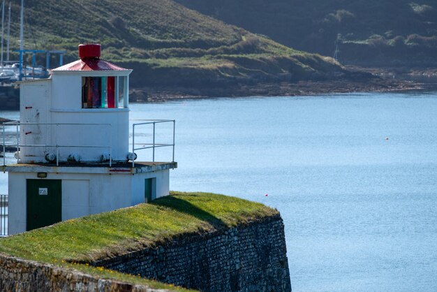 Foto faro por mar contra los edificios